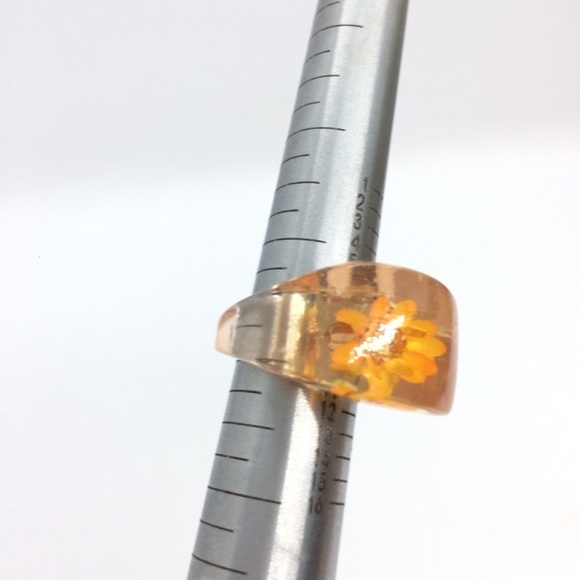 3/$30 VINTAGE PLASTIC CLEAR LUCITE PEACH ORANGE EMBEDDED FLOWER RING SIZE 4.75 - Picture 9 of 12